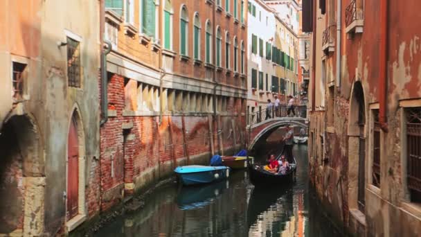Οδήγηση Γόνδολα Μέσα Από Ένα Μικρό Κανάλι Της Βενετίας Όμορφη — Αρχείο Βίντεο
