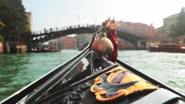 Fahrt Mit Der Gondel Durch Einen Kleinen Venezianischen Kanal Schöne — Stockvideo