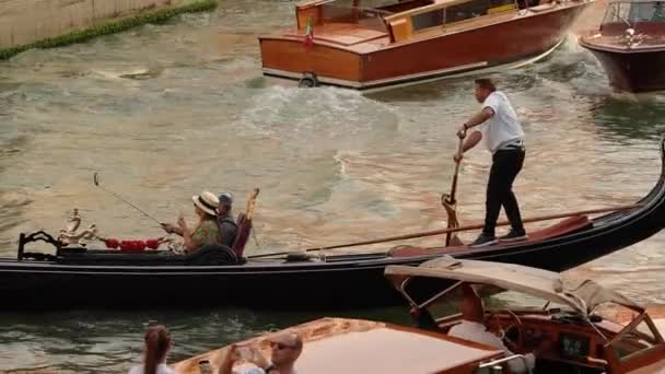 Venezianischer Gondoliere Der Eine Gondel Durch Das Grüne Kanalwasser Venedigs — Stockvideo