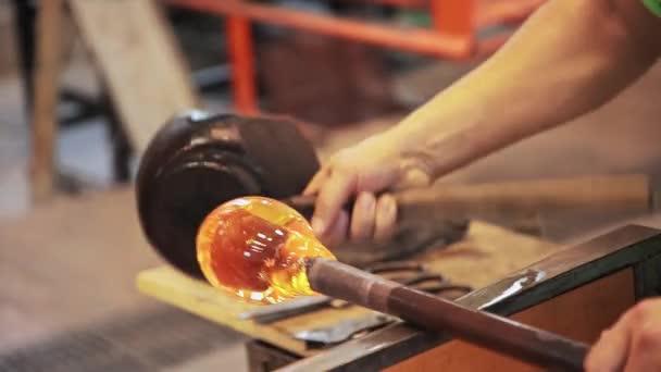 イタリアのムラーノにある繊細なアートに溶けたガラスを形作るガラス張りの手のクローズアップビュー ハンドブローガラス加工を閉じる イタリアのムラーノでグラスを作る — ストック動画