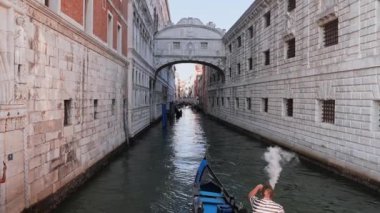Venedik 'te geleneksel gondollar Venedik' teki ünlü Canal Grande ve Basilica di Santa Maria yakınlarındaki dar kanallardan geçiyor. Venedik, İtalya 'da ortaçağ evleri, dar kanallar, köprüler, gondollar