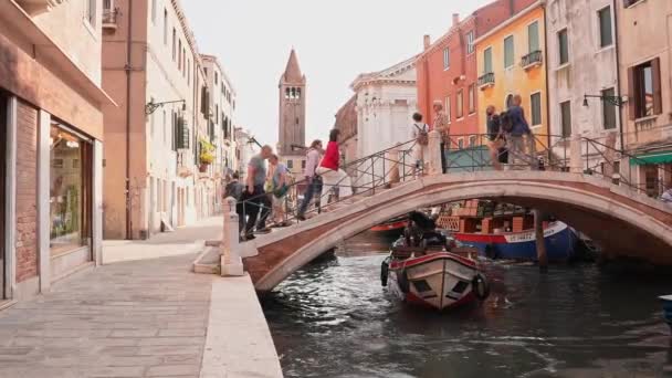 ヴェネツィアの伝統的なゴンドラは 有名なカナルグランデとヴェネツィアのサンタ マリアの近くの狭い運河を航行しています 中世の家 狭い運河 ヴェネツィアのゴンドラ イタリア — ストック動画
