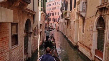 Venedik geleneksel gondolları Büyük Kanal 'daki tahta demirleme direkleriyle kenetlenmiş Santa Maria Della Salute, Venedik, İtalya.