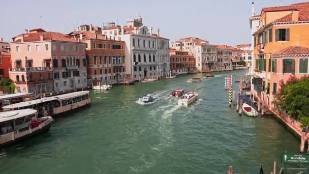 威尼斯传统的贡多拉在威尼斯著名的大运河和圣玛利亚大教堂附近的狭窄运河中航行 意大利威尼斯中世纪的房子 狭窄的运河 贡多拉 — 图库视频影像