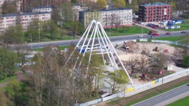 Riga, Letonya 'daki yeni dönme dolabın inşaat işleri. Adı Riga Eye ya da Baltık Göz. Riga üzerinde güneşli bir gün, hava manzaralı..