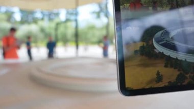 Silikon Vadisi 'ndeki Westfield Valley Panayırı' nda AR ve iPad kullanarak Apple ana binasının modelini gösteriyor. 