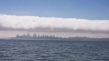 Kaliforniya 'da Golden Gate köprüsü ve Alcatraz hapishane adası ve şehir merkezindeki San Francisco yakınlarındaki küçük bir yatla San Francisco körfezine yelken açıyorum. Denizde bir gün. Yelkencilik konsepti. 