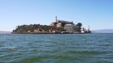 San Francisco Körfezi 'nin ortasındaki Alcatraz Hapishane Adası' nın yakın görüntüsü..