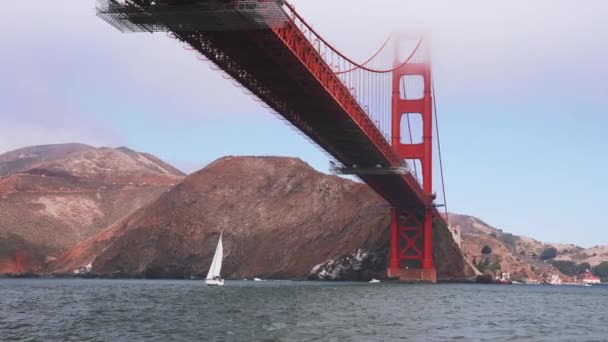 게이트 브리지와 알카트라즈 지평선의 샌프란시스코 다운타운 캘리포니아의 요트에 샌프란시스코 아래로 — 비디오