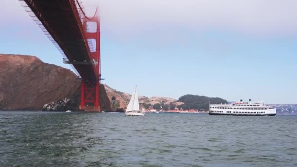 Żeglując Zatoką San Francisco Małym Jachcie Kalifornii Pobliżu Mostu Golden — Wideo stockowe