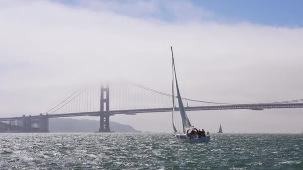San Franciscó Öbölben Vitorlázok Egy Kis Jachton Kaliforniában Közel Golden — Stock videók