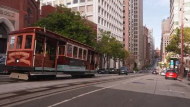 Klasik klasik tarihi Cable Cars manzarası, güneş doğarken ünlü Kaliforniya Caddesi 'nde sürerken antika tarz çapraz işleme filtresi efekti, San Francisco, California, ABD