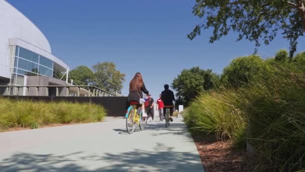 Google Employees Riding Google Bike Working Campus Day Life Google — Stock Video