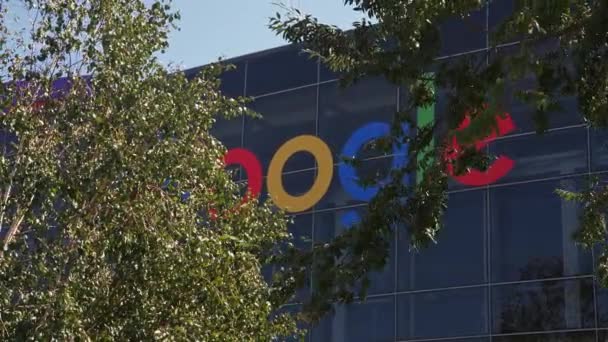 Κλείσιμο Του Λογότυπου Της Google Στο Κτίριο Στο Mountain View — Αρχείο Βίντεο