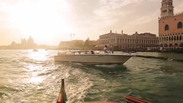 Jazda Motorówką Przez Canal Grande Wenecji Słoneczny Dzień Zwiedzanie Wenecji — Wideo stockowe