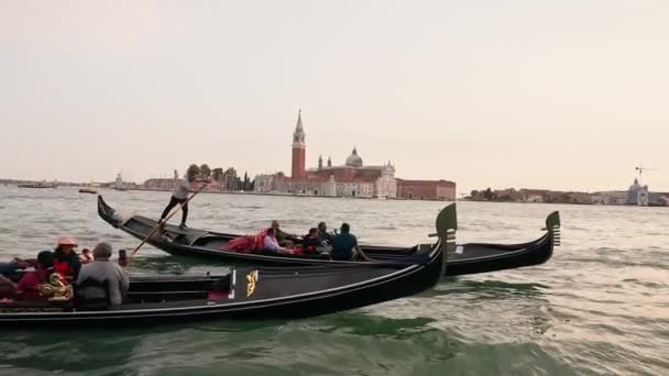 Gondola Wenecka Przedziera Się Przez Zielone Wody Kanałowe Wenecji Piękny — Wideo stockowe