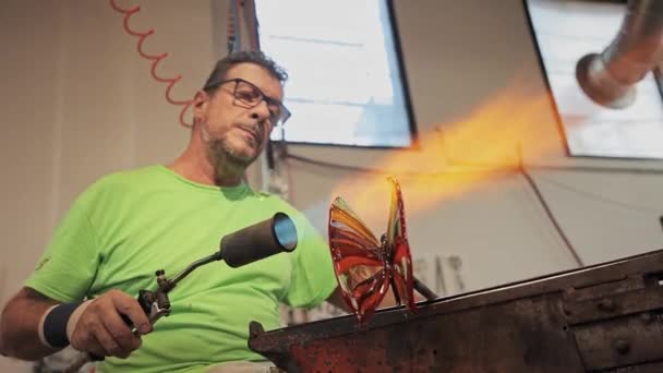 意大利穆拉诺 一个玻璃吹风机手将熔融的玻璃塑造成精美的艺术品的特写镜头 关闭手工吹玻璃处理 在意大利穆拉诺制造玻璃 — 图库视频影像