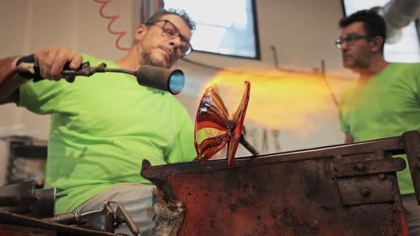 意大利穆拉诺 一个玻璃吹风机手将熔融的玻璃塑造成精美的艺术品的特写镜头 关闭手工吹玻璃处理 在意大利穆拉诺制造玻璃 — 图库视频影像
