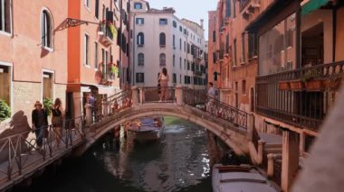 Venedik 'te geleneksel gondollar Venedik' teki ünlü Canal Grande ve Basilica di Santa Maria yakınlarındaki dar kanallardan geçiyor. Venedik, İtalya 'da ortaçağ evleri, dar kanallar, köprüler, gondollar