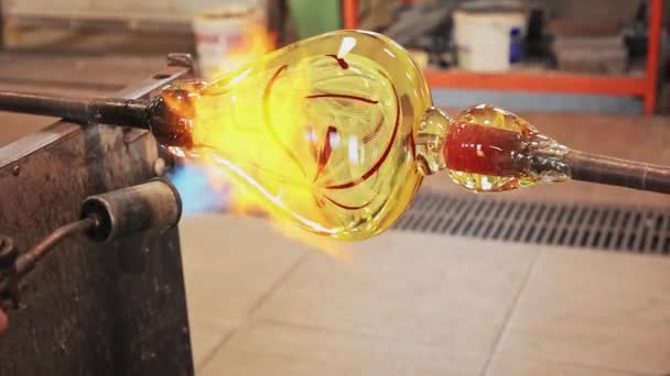 イタリアのムラーノにある繊細なアートに溶けたガラスを形作るガラス張りの手のクローズアップビュー ハンドブローガラス加工を閉じる イタリアのムラーノでグラスを作る — ストック動画