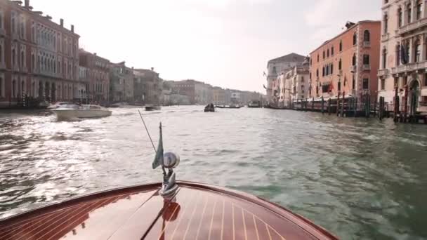 Водіння Швидкісного Човна Через Гранд Канал Венеції Сонячний День Досліджуючи — стокове відео