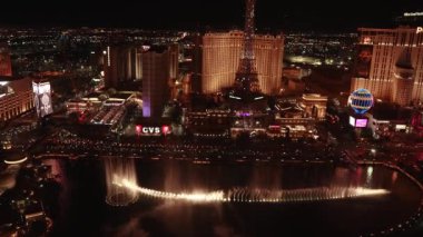 Gece Las Vegas Şeridi 'nin panoramik hava manzarası. Güzel Bellagio çeşmeleri, Paris Eyfel Kulesi Oteli ve geceleri MSG Küresi.. 