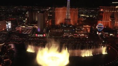 Gece Las Vegas Şeridi 'nin panoramik hava manzarası. Güzel Bellagio çeşmeleri, Paris Eyfel Kulesi Oteli ve geceleri MSG Küresi.. 