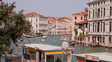 Venedik 'te geleneksel gondollar Venedik' teki ünlü Canal Grande ve Basilica di Santa Maria yakınlarındaki dar kanallardan geçiyor. Venedik, İtalya 'da ortaçağ evleri, dar kanallar, köprüler, gondollar