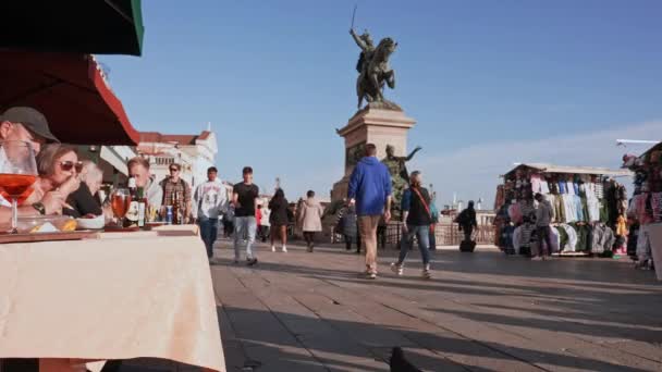 Туристы Обедают Террасе Венеции Италия Прекрасный Летний День Венеции — стоковое видео
