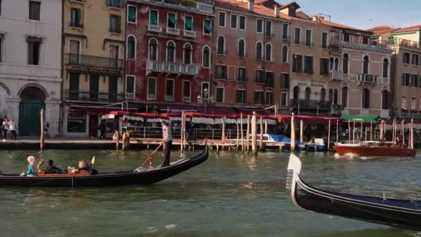 Παραδοσιακές Γόνδολες Στη Βενετία Που Διασχίζουν Στενά Κανάλια Κοντά Στο — Αρχείο Βίντεο