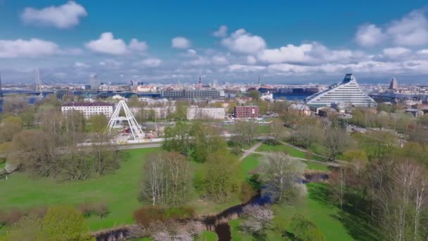 美丽的春天早晨在里加上空从空中俯瞰城市 拉脱维亚首都 — 图库视频影像