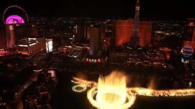 Gece Las Vegas Şeridi 'nin panoramik hava manzarası. Güzel Bellagio çeşmeleri, Paris Eyfel Kulesi Oteli ve geceleri MSG Küresi.. 