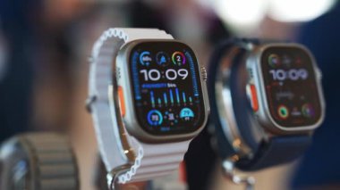 Apple ofisi yakınlarındaki ana Apple mağazasındaki Apple Ultra Watch 2 'nin yakın görüntüsünü kapat. 
