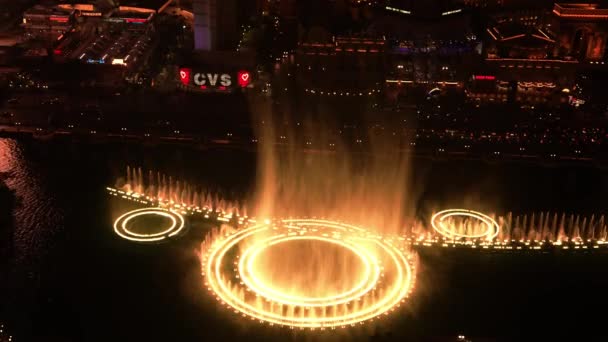 Luftaufnahme Des Las Vegas Strip Bei Nacht Schöne Bellagio Brunnen — Stockvideo