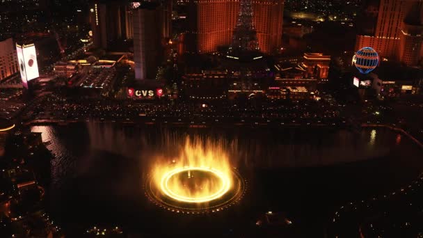 Panorámás Légi Kilátás Nyílik Las Vegas Strip Éjjel Gyönyörű Bellagio — Stock videók