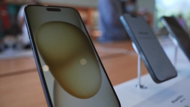 Vue Rapprochée Iphone Pro Max Dans Apple Store Principal Près — Video
