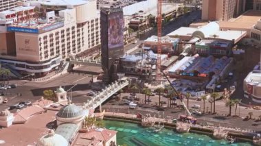 Las Vegas Bulvarı 'nda gün doğumu. Las Vegas Strip Otelleri ve Kumarhaneleri 'nin havadan görünüşü. Las Vegas 'ın güzel güneş ışığı.