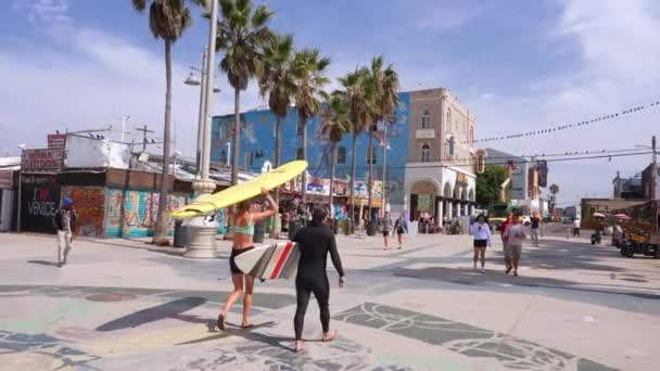 Gente Sul Lungomare Palme Edifici Quartiere Spiaggia Venezia Venice Beach — Video Stock