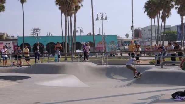 Skate Board Park Sulla Spiaggia Venezia Con Persone Che Pattinano — Video Stock