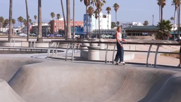Skatepark Strand Von Venedig Mit Menschen Die Pazifik Schlittschuh Laufen — Stockvideo