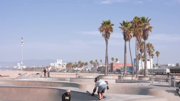 Skate Board Park Venedig Stranden Med Människor Skridskor Vid Stilla — Stockvideo