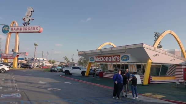 Nejstarší Existující Restaurace Mcdonalds Světě Nachází Downey Asi Minut Jízdy — Stock video