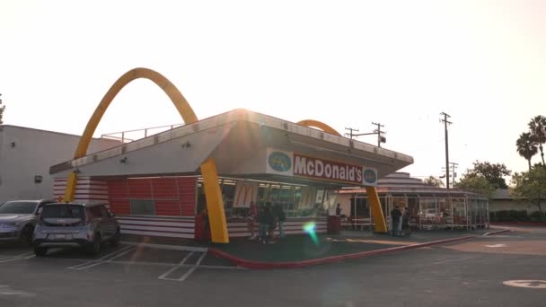 지구상에서 오래된 맥도날드 레스토랑은 다운니에 있으며 로스앤젤레스 다운타운 캘리포니아에서 남동쪽으로 — 비디오