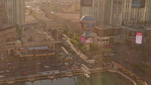 ラスベガス ストリップの上の日の出 ラスベガス ストリップのホテルのリゾートとカジノを一望できます ラスベガスの美しい日光 — ストック動画
