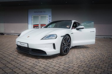 Beyaz Porsche Taycan, üzerinde 