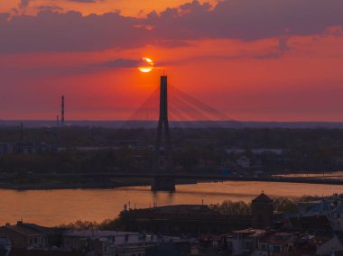 Letonya 'nın başkenti Riga' nın üzerinde sihirli hava günbatımı. Gün batımında şehir mimarisi ve Daugava Nehri ile Riga çatı manzaralı panorama.