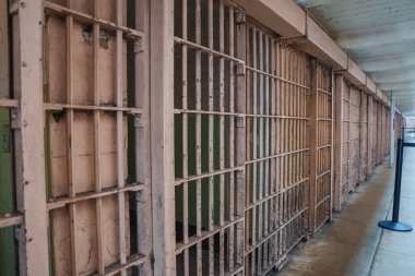 San Francisco, ABD 'deki Alcatraz' daki ıssız ve çürüyen hapishane hücrelerini araştırın. Ürkütücü, yüksek güvenlikli, paslı parmaklıkları ve loş bir koridoru olan bir ortam yakalayın..