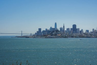 San Francisco Körfezi, Bay Köprüsü, Salesforce Kulesi ve Transamerica Piramidi gibi gökdelenler, sakin bir atmosfer içeren manzaralı San Francisco silueti..