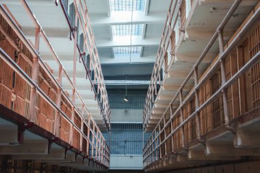 San Francisco, ABD 'deki Alcatraz hapishanesinin iç manzarası. Hücre bloğu koridoru küçük hücrelerle, paslanmış parmaklıklarla, soyulmuş boyalarla dolu. Stark atmosferi, tarihi öneme sahip.