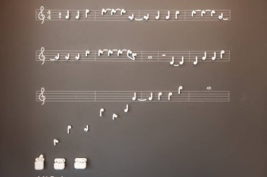 Müzikal notalar ve dinlenme notaları, düz bir arkaplanda nota dekoru gibi düzenlenmiştir. Sanatsal müzik gösterimi, Apple Store yok.